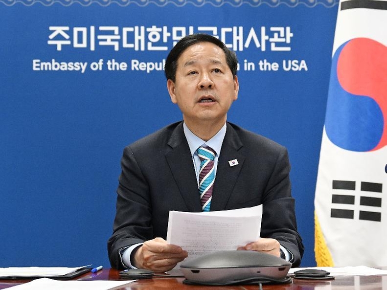 주요 20개국(G20) 재무장관회의 및 국제통화기금(IMF)/세계은행(WB) 춘계회의 참석차 미국 워싱턴D.C.를 방문 중인 구윤철 부총리 겸 재정경제부 장관이 4월 16일(현지 시간) 주미국대한민국대사관에서 워싱턴-서울 간 영상으로 '비상경제본부회의'를 주재, 중동전쟁 관련 부처별 대응상황을 점검, 논의하고 있다.