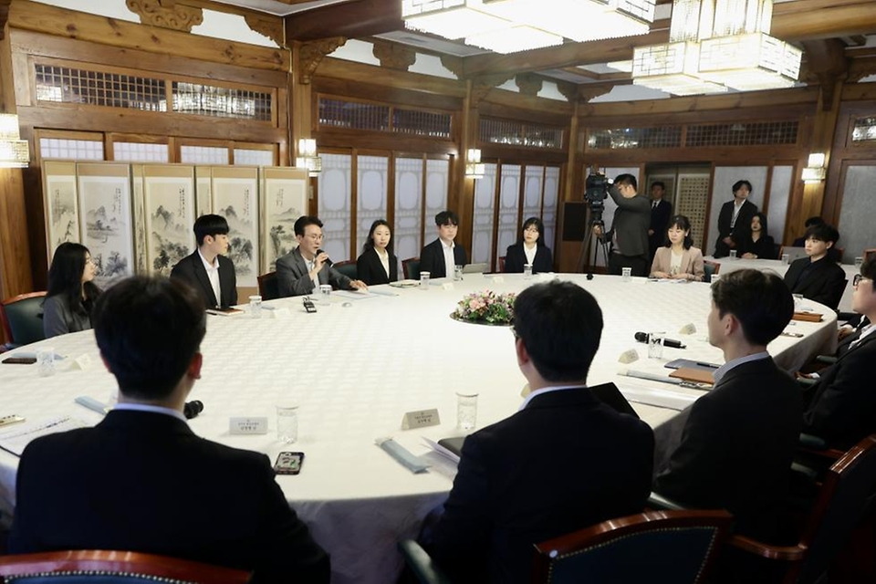 김민석 국무총리가 4월 18일 종로구 삼청동 총리서울공관에서 열린 청년보좌역 간담회를 주재하고 있다.