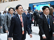 주요 20개국(G20) 재무장관회의 참석차 미국 워싱턴D.C.를 방문 중인 구윤철 부총리 겸 재정경제부 장관이 4월 17일(현지 시간) 국제통회기금(IMF)에서 열린 국제통화기금위원회(IMFC)에 참석하기 위해 회의장에 입장하고 있다.