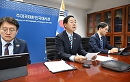 주요 20개국(G20) 재무장관회의 및 국제통화기금(IMF)/세계은행(WB) 춘계회의 참석차 미국 워싱턴D.C.를 방문 중인 구윤철 부총리 겸 재정경제부 장관이 4월 16일(현지 시간) 주미국대한민국대사관에서 워싱턴-서울 간 영상으로 '비상경제본부회의'를 주재, 중동전쟁 관련 부처별 대응상황을 점검, 논의하고 있다.