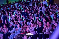 이재명 대통령과 인도를 국빈방문한 김혜경 여사가 4월 20일(현지 시간) 뉴델리 야쇼부미 컨벤션센터에서 K-Dream Stage 공연을 보고 있다.