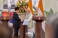 이재명 대통령과 나렌드라 모디 인도 총리가 4월 20일(현지 시간) 뉴델리 영빈관에서 공동언론발표 후 인사하고 있다.