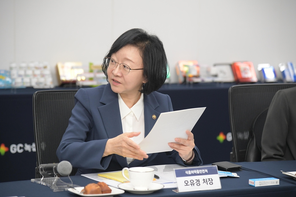 오유경 처장이 4월 20일 충북 음성군 GC녹십자 음성공장을 방문해 의약품 점자 표시 업체 현장 간담회를 하고 있다.