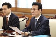 김민석 국무총리가 4월 21일 세종대로 정부서울청사에서 열린 전남광주통합특별시 출범 준비상황 점검회의를 주재하고 있다.