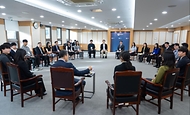 정성호 법무부 장관이 4월 16일 MZ 직원들과 직접 만나 업무 현장의 애로와 제안을 듣고 답하는 '미니 타운홀 미팅'을 개최하고 있다.