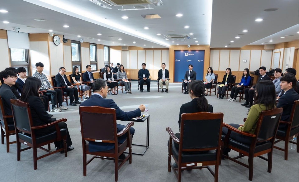 정성호 법무부 장관이 4월 16일 MZ 직원들과 직접 만나 업무 현장의 애로와 제안을 듣고 답하는 '미니 타운홀 미팅'을 개최하고 있다.