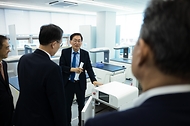 수출 플러스 지원단은 4월 21일 서울디지털국가산업단지 내 의료기기 기업 오스테오시스를 찾아 수출기업들과 간담회를 개최했다. 최근 중동 정세 불안 등 대외 리스크 확대 속에서 수출 기업 애로를 점검하고 맞춤형 지원을 강화하기 위한 첫 현장 행보다.