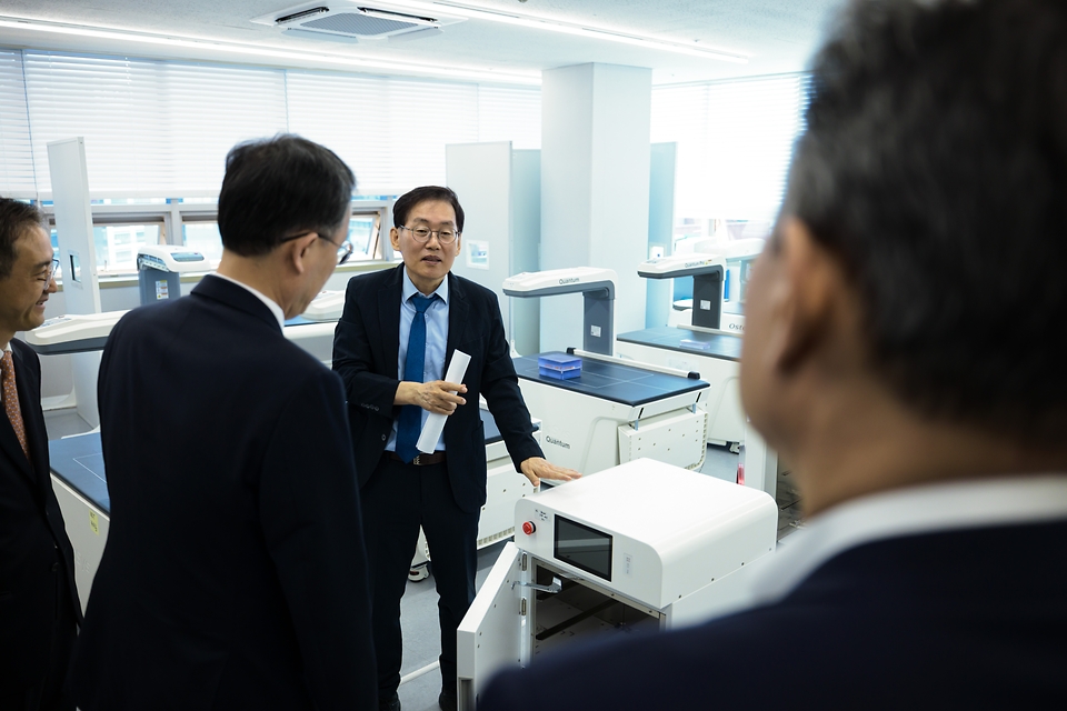 수출 플러스 지원단은 4월 21일 서울디지털국가산업단지 내 의료기기 기업 오스테오시스를 찾아 수출기업들과 간담회를 개최했다. 최근 중동 정세 불안 등 대외 리스크 확대 속에서 수출 기업 애로를 점검하고 맞춤형 지원을 강화하기 위한 첫 현장 행보다.