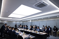 수출 플러스 지원단은 4월 21일 서울디지털국가산업단지 내 의료기기 기업 오스테오시스를 찾아 수출기업들과 간담회를 개최했다. 최근 중동 정세 불안 등 대외 리스크 확대 속에서 수출 기업 애로를 점검하고 맞춤형 지원을 강화하기 위한 첫 현장 행보다.