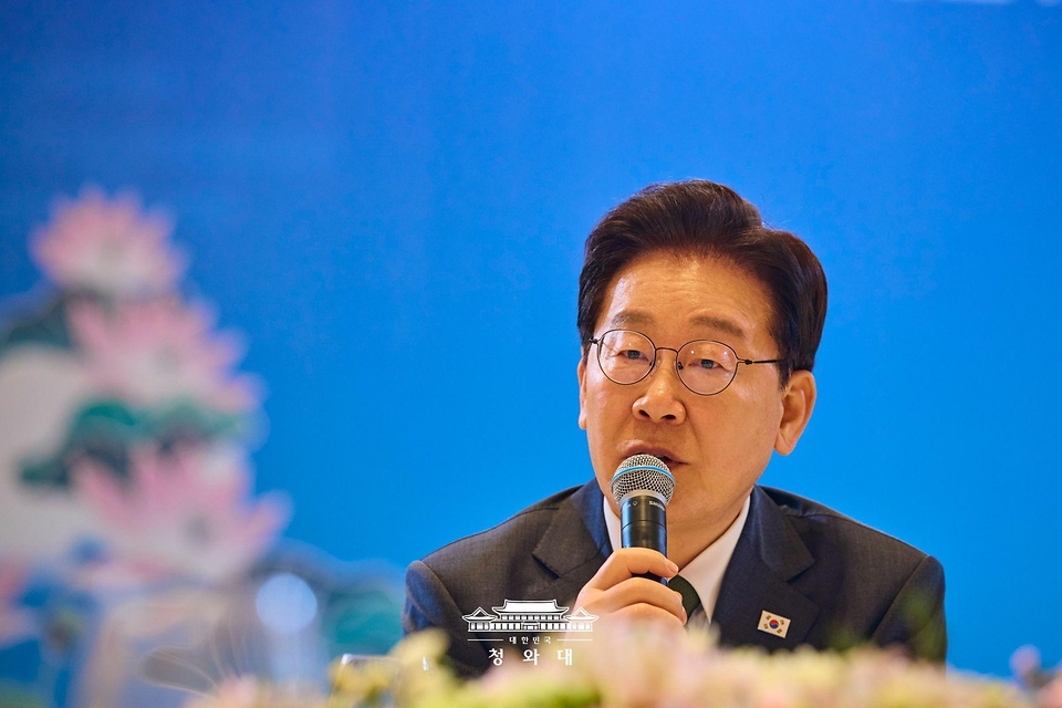 인도를 국빈 방문 중인 이재명 대통령이 4월 19일(현지 시간) 뉴델리의 한 호텔에서 열린 동포만찬간담회에서 참석자들과 대화하고 있다.