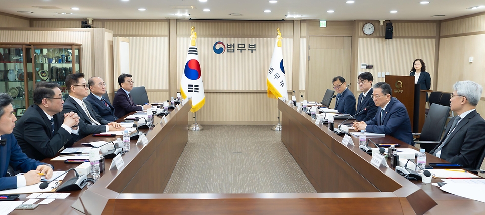 정성호 법무부 장관이 4월 20일 민·관 합동으로 '외국인 유학생 비자제도 개선 협의회'를 발족해 정부와 대학이 함께 외국인 유학생 비자를 엄격하게 검증하고, 입국 후에는 대학의 책임 하에 유연한 체류 관리로 이어지는 국민주권 정부의 새로운 유학생 비자정책 방향에 대해 논의하고 있다.