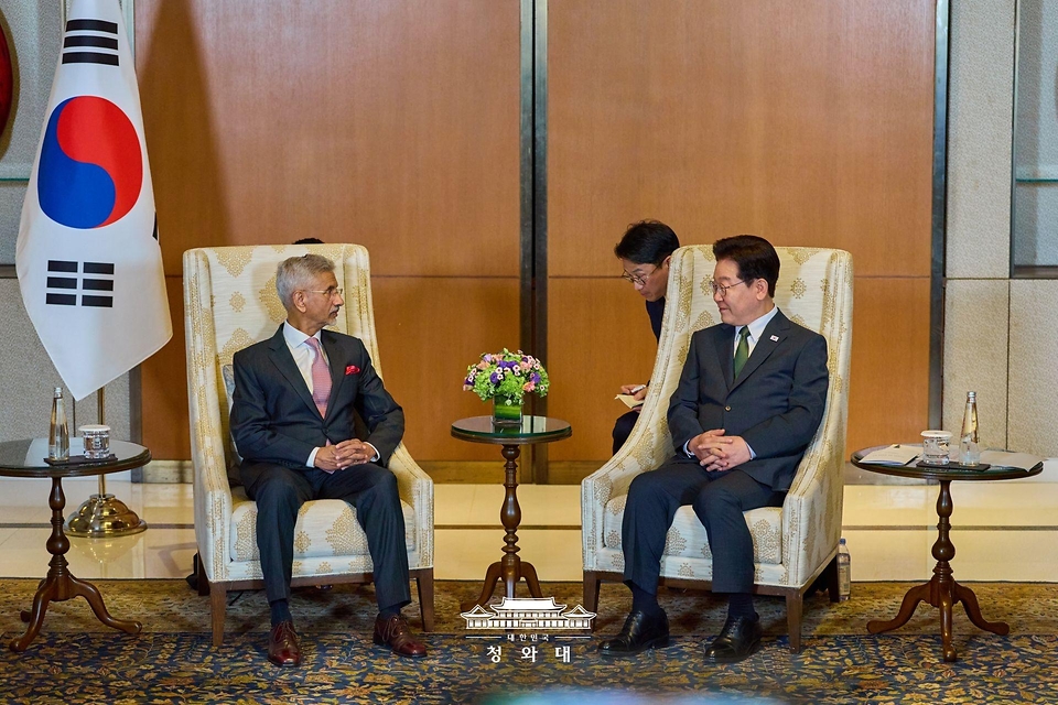 인도를 국빈 방문 중인 이재명 대통령이 4월 19일(현지 시각) 뉴델리 한 호텔에서 수브라마냠 자이샨카르 외무장관을 접견하고 있다.