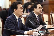 김민석 국무총리가 4월 21일 세종대로 정부서울청사에서 열린 전남광주통합특별시 출범 준비상황 점검회의를 주재하고 있다.