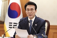 김민석 국무총리가 4월 21일 세종대로 정부서울청사에서 열린 전남광주통합특별시 출범 준비상황 점검회의를 주재하고 있다.