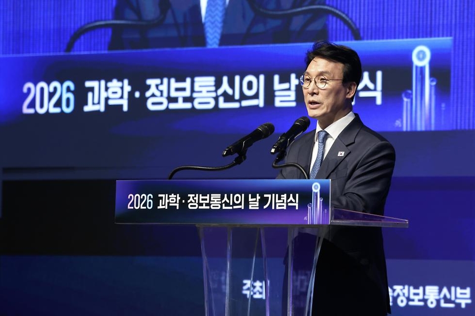 김민석 국무총리가 4월 21일 강남구 한국과학기술회관에서 열린 2026 과학정보통신의 날 기념식에 참석, 기념사를 하고 있다.