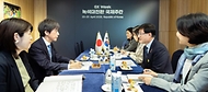 김성환 기후에너지환경부 장관이 4월 20일 전남 여수 엑스포 컨벤션센터에서 마쯔오 타케히로(Matsuo Takehiko) 일본 경제산업성 차관과 만나 에너지 안보 협력방안 논의에 앞서 기념촬영을 하고, 에너지 수입 의존도가 높은 아시아 지역의 에너지 안보와 협력방안 등을 논의하고 있다.