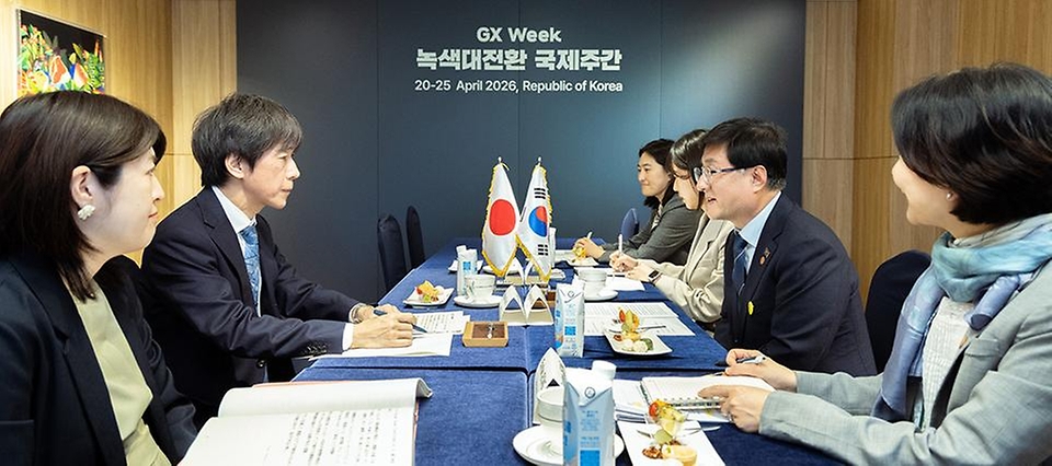 김성환 기후에너지환경부 장관이 4월 20일 전남 여수 엑스포 컨벤션센터에서 마쯔오 타케히로(Matsuo Takehiko) 일본 경제산업성 차관과 만나 에너지 안보 협력방안 논의에 앞서 기념촬영을 하고, 에너지 수입 의존도가 높은 아시아 지역의 에너지 안보와 협력방안 등을 논의하고 있다.