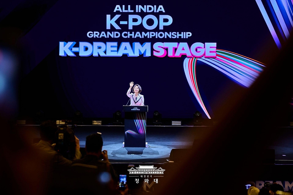 김혜경 여사가 4월 20일(현지 시간) 인도 뉴델리 야쇼부미 컨벤션센터에서 열린 K-Dream Stage에서 축사 중 손을 들어 인사하고 있다.
