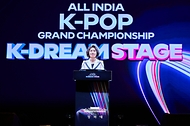 김혜경 여사가 4월 20일(현지 시간) 인도 뉴델리 야쇼부미 컨벤션센터에서 열린 K-Dream Stage에서 축사를 하고 있다.