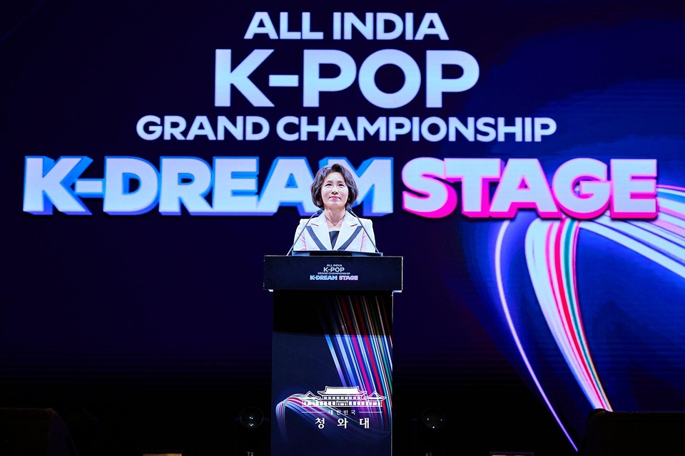 김혜경 여사가 4월 20일(현지 시간) 인도 뉴델리 야쇼부미 컨벤션센터에서 열린 K-Dream Stage에서 축사를 하고 있다.