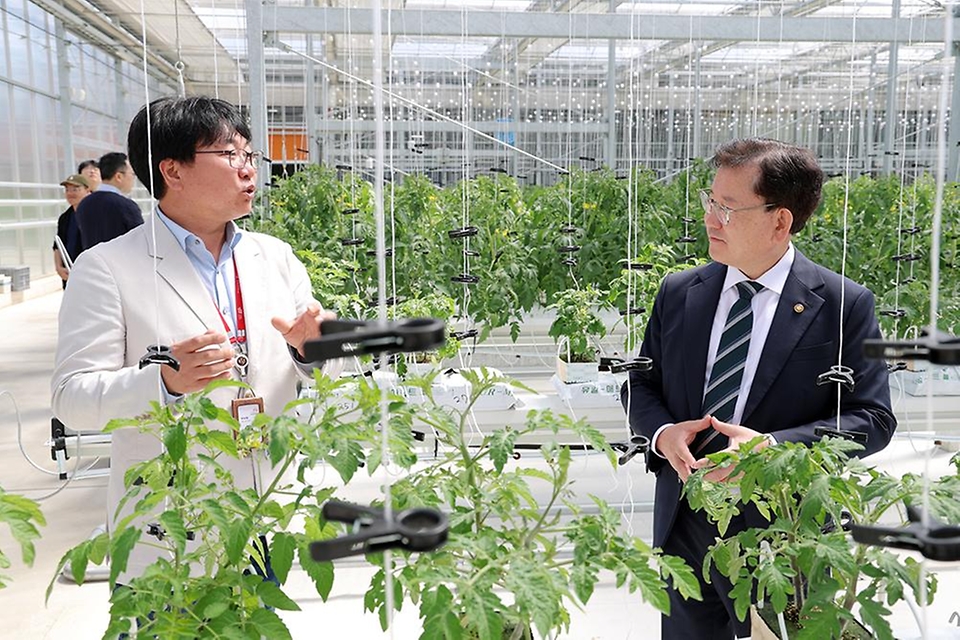 이승돈 농촌진흥청장이 4월 16일 강원도 평창군 한국과학기술연구원(KIST) 강릉분원 '횡계 AI 실증온실'을 방문해 스마트농업 기술 연구·협력 방향을 논의하고 있다.