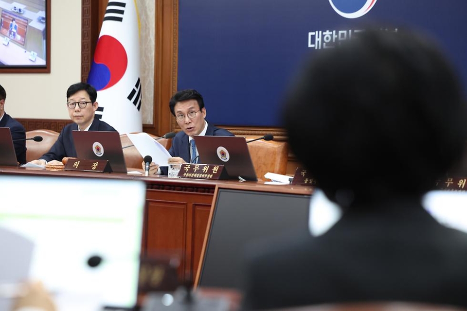 김민석 국무총리가 4월 21일 세종대로 정부서울청사에서 열린 국무회의 겸 비상경제본부회의에 참석, 모두발언을 하고 있다.