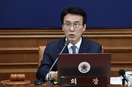 김민석 국무총리가 4월 21일 세종대로 정부서울청사에서 열린 국무회의 겸 비상경제본부회의에 참석, 모두발언을 하고 있다.