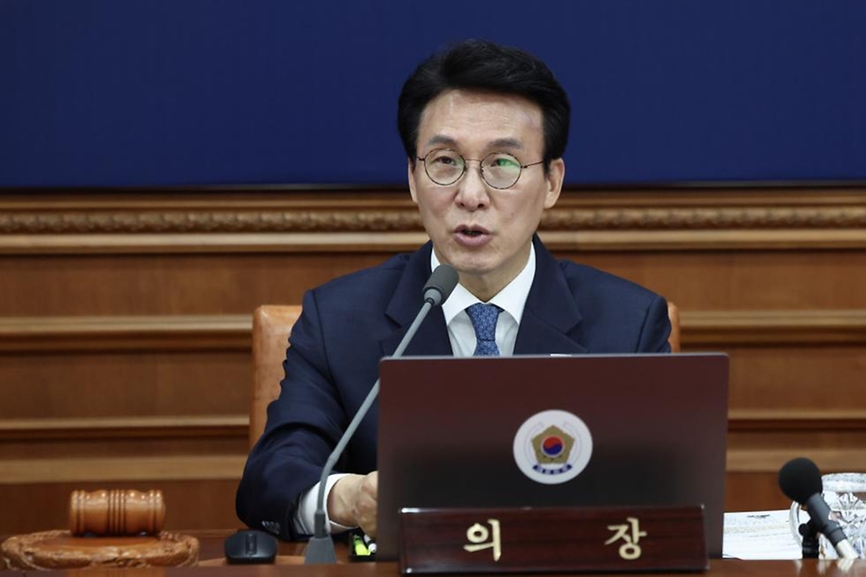 김민석 국무총리가 4월 21일 세종대로 정부서울청사에서 열린 국무회의 겸 비상경제본부회의에 참석, 모두발언을 하고 있다.