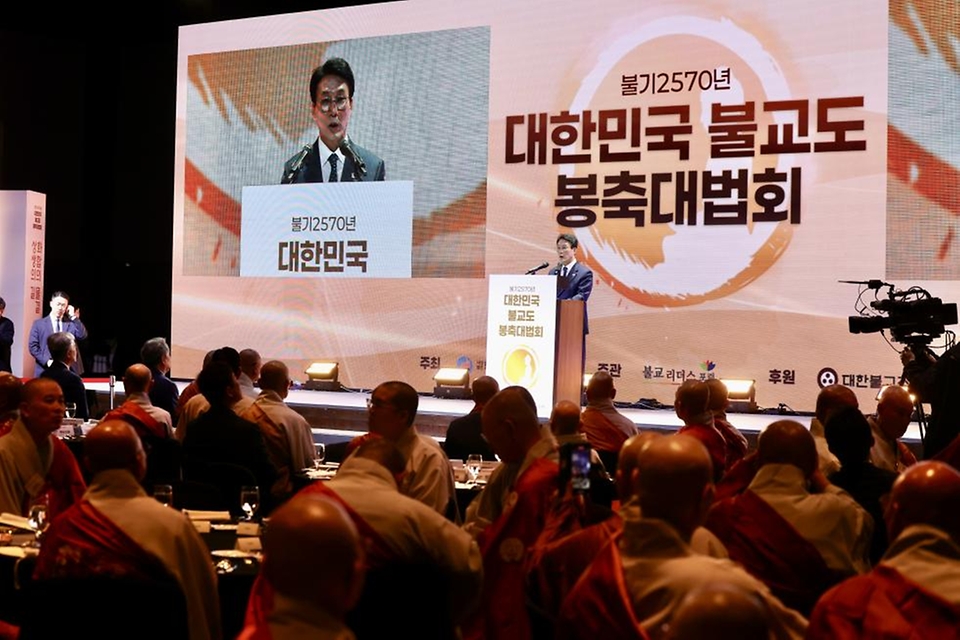김민석 국무총리가 4월 20일 중구 신라호텔에서 열린 불기2570년 대한민국 불교도 봉축대법회에 참석, 축사를 하고 있다.