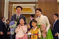 인도를 국빈 방문 중인 이재명 대통령과 김혜경 여사가 4월 19일(현지 시각) 뉴델리 한 호텔에서 열린 동포만찬간담회에서 화동과 기념촬영을 하고 있다.