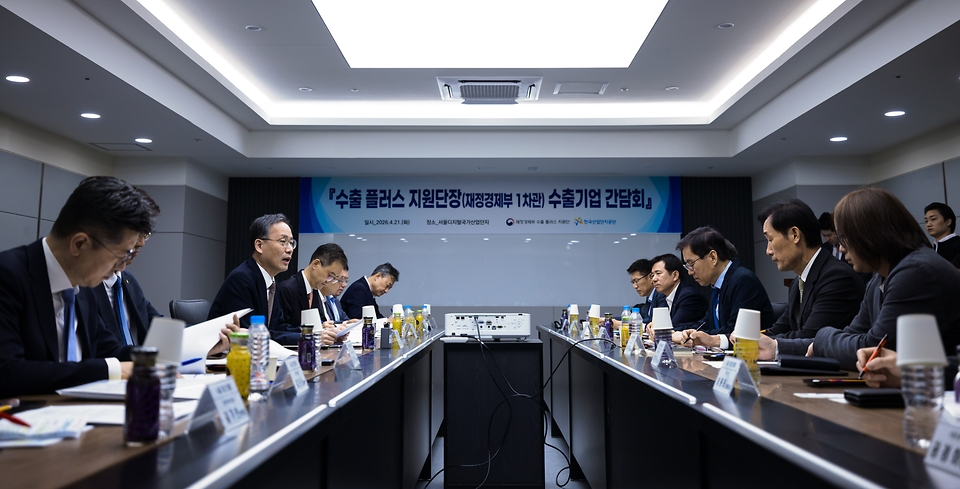 수출 플러스 지원단은 4월 21일 서울디지털국가산업단지 내 의료기기 기업 오스테오시스를 찾아 수출기업들과 간담회를 개최했다. 최근 중동 정세 불안 등 대외 리스크 확대 속에서 수출 기업 애로를 점검하고 맞춤형 지원을 강화하기 위한 첫 현장 행보다.