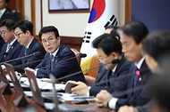 김민석 국무총리가 4월 21일 세종대로 정부서울청사에서 열린 국무회의 겸 비상경제본부회의에 참석, 모두발언을 하고 있다.
