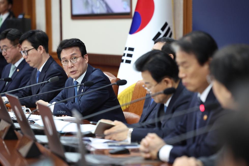 김민석 국무총리가 4월 21일 세종대로 정부서울청사에서 열린 국무회의 겸 비상경제본부회의에 참석, 모두발언을 하고 있다.