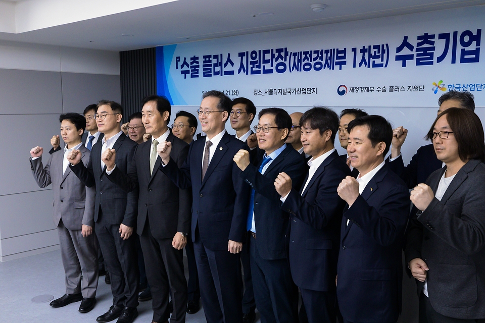 수출 플러스 지원단은 4월 21일 서울디지털국가산업단지 내 의료기기 기업 오스테오시스를 찾아 수출기업들과 간담회를 개최했다. 최근 중동 정세 불안 등 대외 리스크 확대 속에서 수출 기업 애로를 점검하고 맞춤형 지원을 강화하기 위한 첫 현장 행보다.