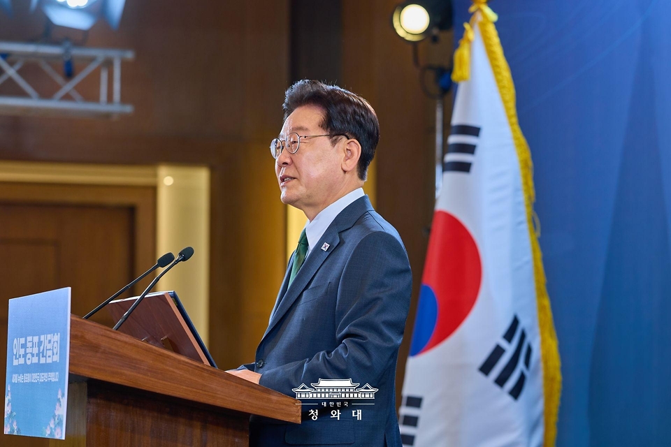 인도를 국빈 방문 중인 이재명 대통령이 4월 19일(현지 시간) 뉴델리의 한 호텔에서 열린 동포만찬간담회에서 인사말을 하고 있다.