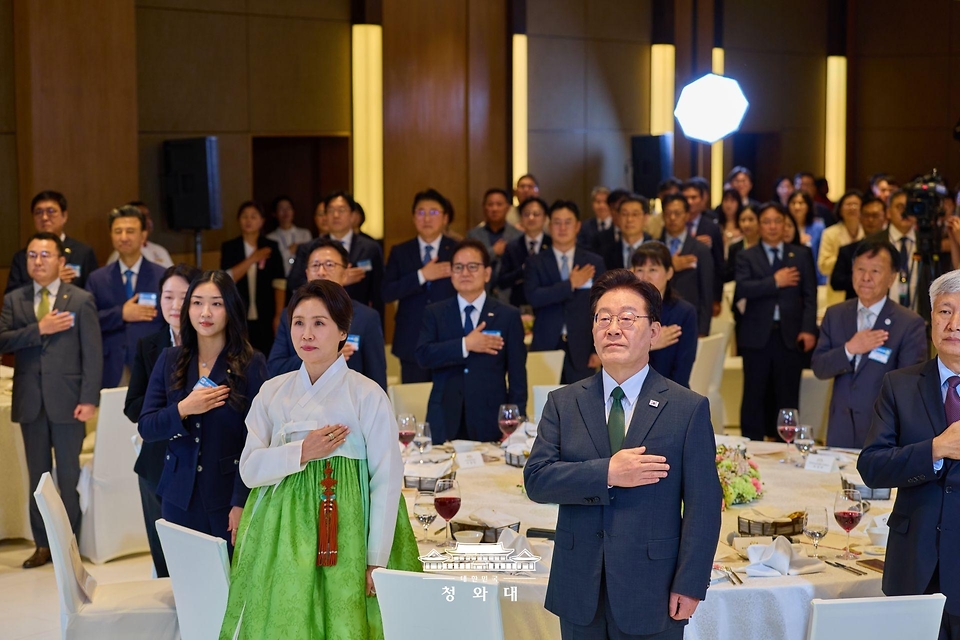 인도를 국빈 방문 중인 이재명 대통령과 김혜경 여사가 4월 19일(현지 시각) 뉴델리 한 호텔에서 열린 동포만찬간담회에서 국기에 경례하고 있다.