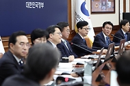 김민석 국무총리가 4월 21일 세종대로 정부서울청사에서 열린 국무회의 겸 비상경제본부회의에 참석, 모두발언을 하고 있다.
