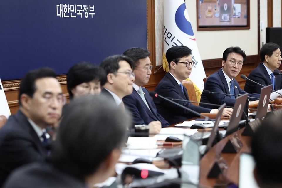 김민석 국무총리가 4월 21일 세종대로 정부서울청사에서 열린 국무회의 겸 비상경제본부회의에 참석, 모두발언을 하고 있다.