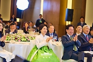 인도를 국빈 방문 중인 이재명 대통령과 김혜경 여사가 4월 19일(현지 시간) 뉴델리의 한 호텔에서 열린 동포만찬간담회에서 조상현 재인도 한인회 총연합회장의 환영사에 박수를 치고 있다. 