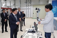 이승돈 농촌진흥청장이 4월 16일 강원도 평창군 한국과학기술연구원(KIST) 강릉분원 '횡계 AI 실증온실'을 방문해 스마트농업 기술 연구·협력 방향을 논의하고 있다.