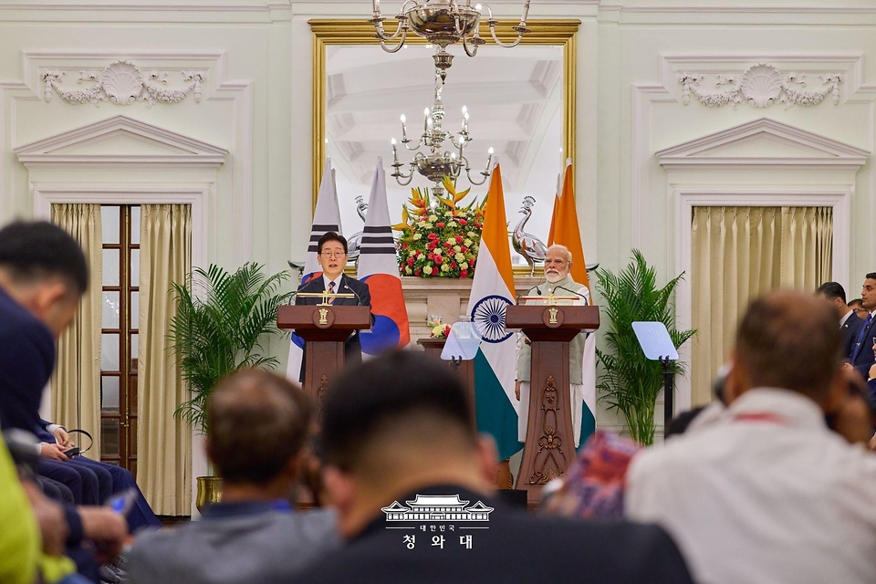 이재명 대통령과 나렌드라 모디 인도 총리가 4월 20일(현지 시간) 뉴델리 영빈관에서 공동언론발표를 하고 있다.