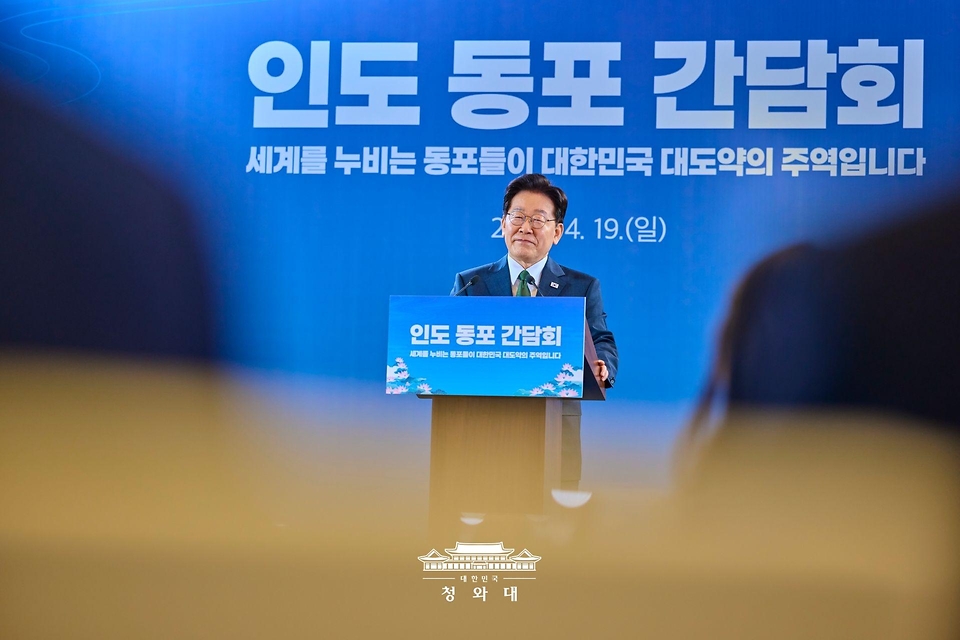 인도를 국빈 방문 중인 이재명 대통령이 4월 19일(현지 시간) 뉴델리의 한 호텔에서 열린 동포만찬간담회에서 인사말을 하고 있다.