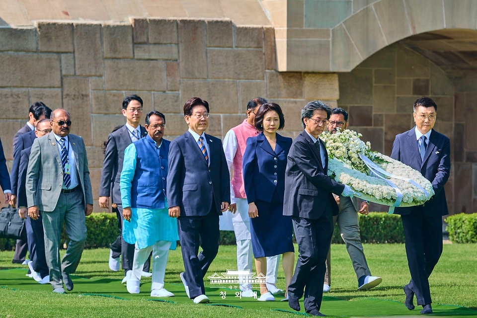 이재명 대통령과 김혜경 여사가 4월 20일(현지 시간) 인도 뉴델리 간디 추모공원에서 헌화를 위해 이동하고 있다.