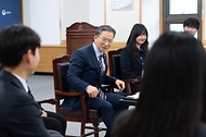 정성호 법무부 장관이 4월 16일 MZ 직원들과 직접 만나 업무 현장의 애로와 제안을 듣고 답하는 '미니 타운홀 미팅'을 개최하고 있다.