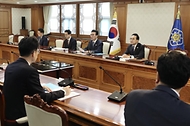 김민석 국무총리가 4월 21일 세종대로 정부서울청사에서 열린 전남광주통합특별시 출범 준비상황 점검회의를 주재하고 있다.