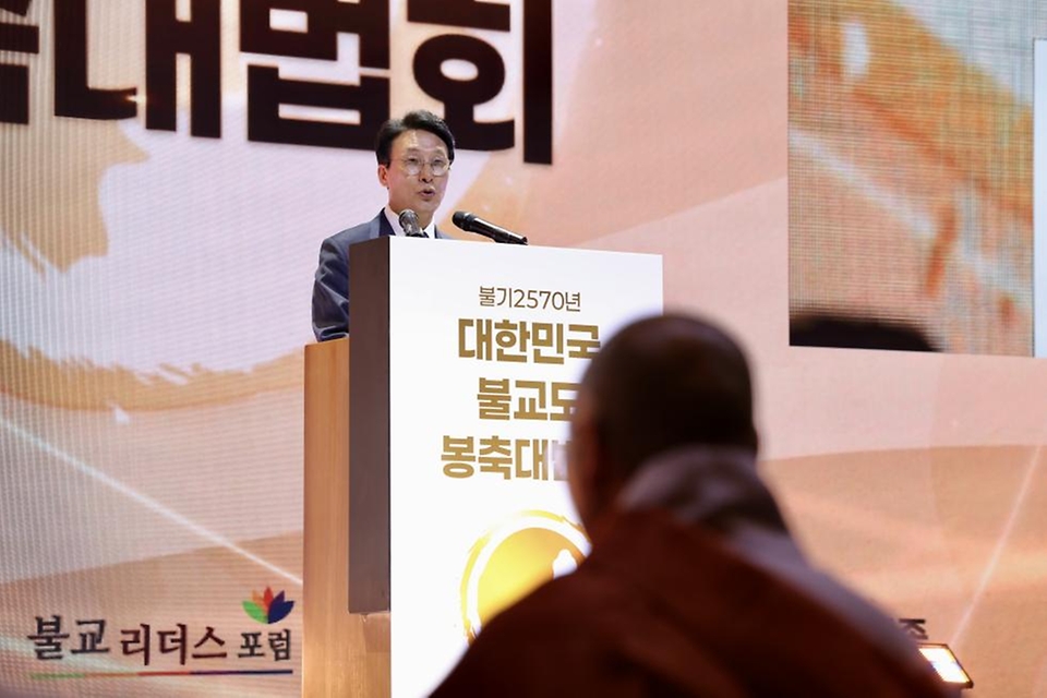 김민석 국무총리가 4월 20일 중구 신라호텔에서 열린 불기2570년 대한민국 불교도 봉축대법회에 참석, 축사를 하고 있다.