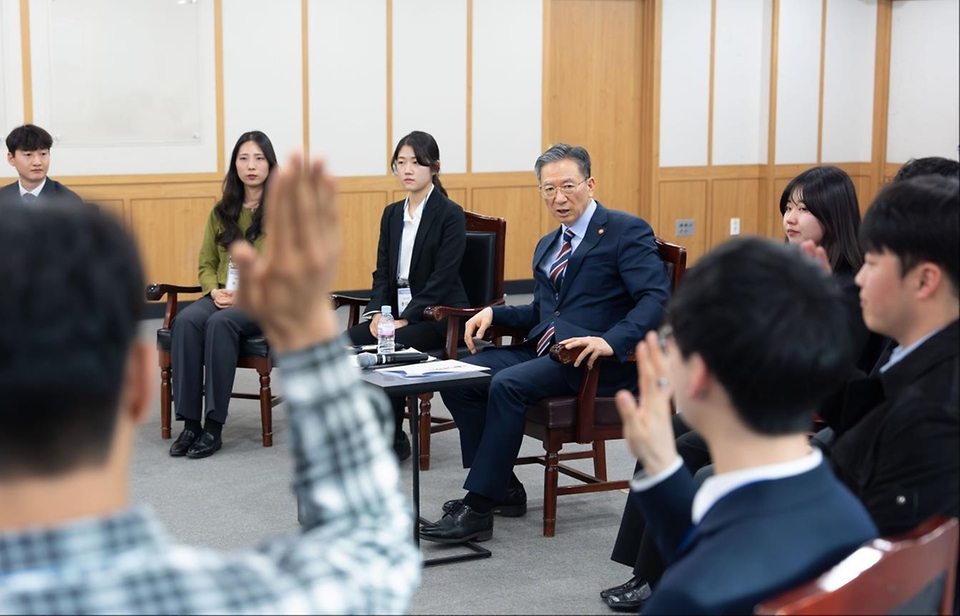 정성호 법무부 장관이 4월 16일 MZ 직원들과 직접 만나 업무 현장의 애로와 제안을 듣고 답하는 '미니 타운홀 미팅'을 개최하고 있다.
