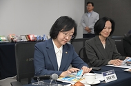 오유경 처장이 4월 20일 충북 음성군 GC녹십자 음성공장을 방문해 의약품 점자 표시 업체 현장 간담회를 하고 있다.
