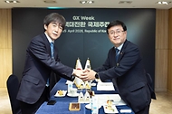 김성환 기후에너지환경부 장관이 4월 20일 전남 여수 엑스포 컨벤션센터에서 마쯔오 타케히로(Matsuo Takehiko) 일본 경제산업성 차관과 만나 에너지 안보 협력방안 논의에 앞서 기념촬영을 하고, 에너지 수입 의존도가 높은 아시아 지역의 에너지 안보와 협력방안 등을 논의하고 있다.