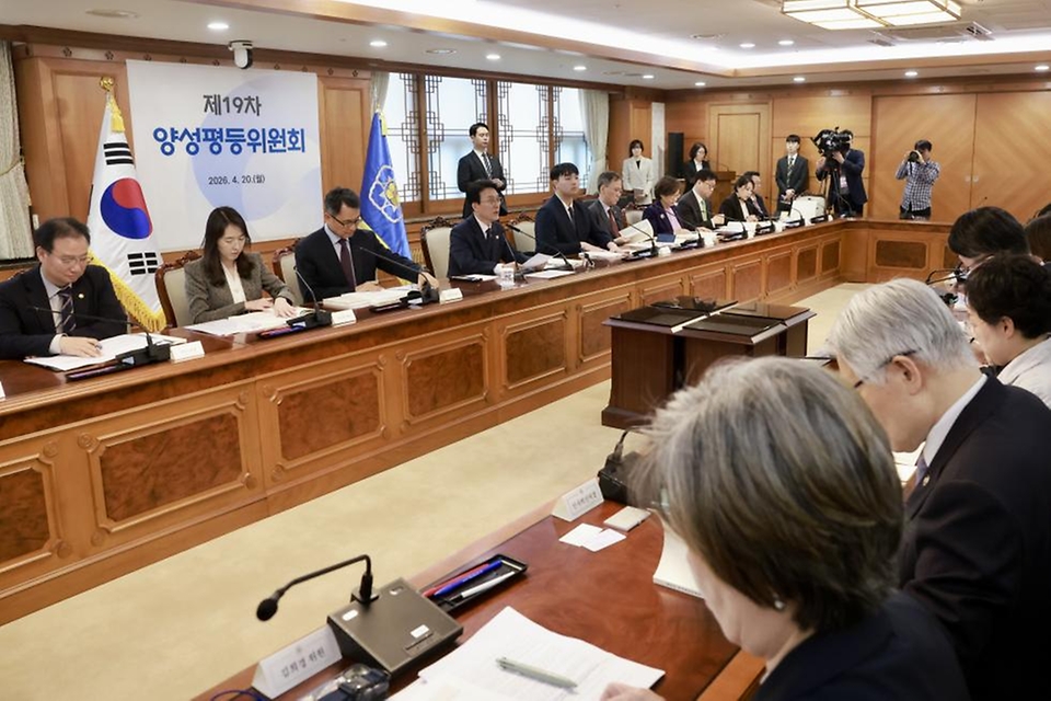 김민석 국무총리가 4월 20일 세종대로 정부서울청사에서 열린 제19차 양성평등위원회 회의를 주재하고 있다.